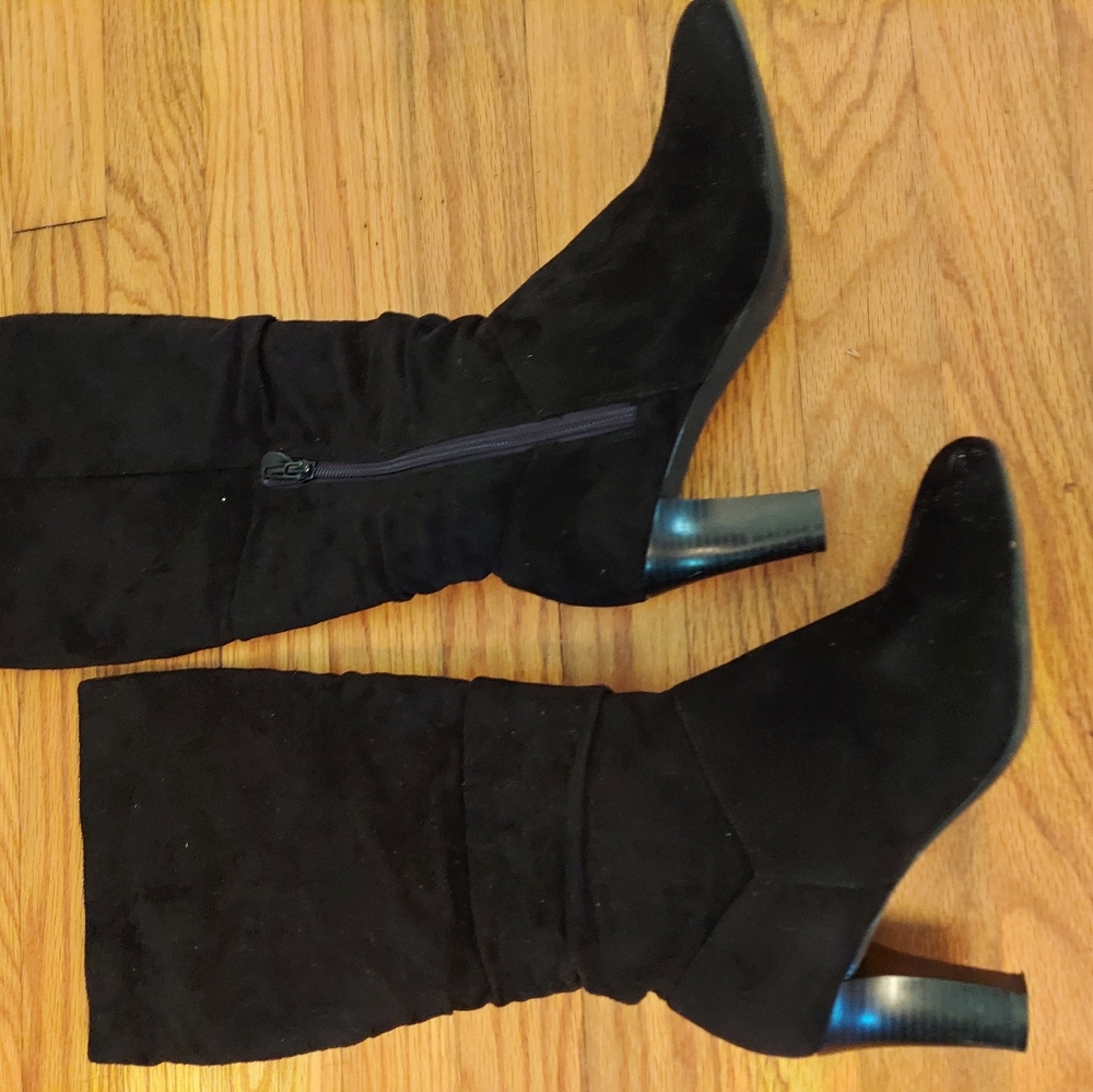 Heeled black boots